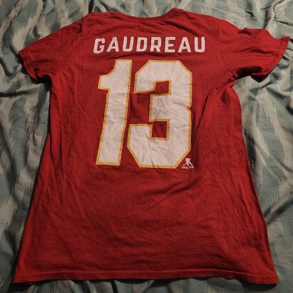 Calgary Flames Johnny Gaudreau NHLPA  T-Shirt‎ Men's Size Medium #13